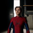 Ein junger Mann im Spider-Man-Anzug steht in einem industriell wirkenden Raum, eingerahmt von Dunkelheit.
