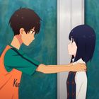 Ein Junge und ein Mädchen stehen sich gegenüber. Der Junge trägt ein orangefarbenes Trikot mit der Aufschrift "Kudo".