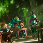 Eine grüne, leuchtende Tafel im Hintergrund. Bunte Cartoon-Figuren in einer Schulklasse sitzen an Holzbänken.