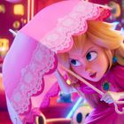 Frau mit langem blondem Haar hält einen rosa Regenschirm. Sie trägt ein pinkfarbenes Kleid mit blauem Schmuck; umgeben von bunten Figuren.