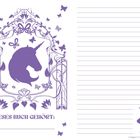 „DIESES BUCH GEHÖRT:“ in violettem Text. Ein Einhornkopf in einem dekorativen Rahmen mit Schmetterlingen.