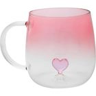 Ein klarer Becher mit rosa Farbverlauf, innen ein herzförmiger Boden.