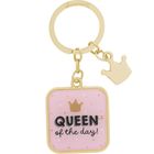 Auf einem rosa Anhänger steht "Queen of the day!" mit einer Krone darüber. Der Schlüsselanhänger ist golden.