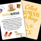 „KULTURAUSFLUG“, Text über Museen. „Collect moments not things“, Gestaltung in Orange mit Blumen und Stuhl.