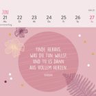 Kalender mit Zitat von Buddha: "Finde heraus, was du tun willst, und tu es dann aus vollem Herzen." Rosa Design mit Blumen.