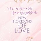 Zwei Zitate über Bücher und Liebe, umrahmt von goldenen und weißen Blättern auf rosa Hintergrund.