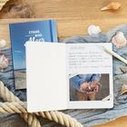 Ein Notizbuch enthält den Text: "15.05.2026 Heute haben wir Muscheln & Steine gesammelt..." mit einem Foto von Händen voller Muscheln.