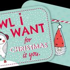 "OWL I WANT for CHRISTMAS is you." Illustration einer Eule mit Ohrenschützern im Schnee, daneben ein Hut mit Bart.
