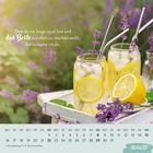 Text: "Dass du nie lange sauer bist und das Beste aus allem zu machen weißt, das wünsche ich dir. AUGUST". Zwei Gläser Limonade mit Lavendel, Zitronen auf einem Tablett. Kalender für August unten.