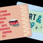 Text: "STRAND, BALLERMANN, PALME, BUCH, HOTEL, REISEPASS, SOUVENIR, ZELT". Roter Bus auf orangem Hintergrund.