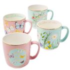 Tassen in Pastell mit Texten: „Mein Glücksmoment“, „Kleine Auszeit“, „Zeit für mich“, „Das Leben ist schön“ und Blumenmotiv.