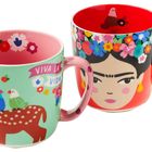 Links steht "Viva la Vida" auf einem pastellgrünen Becher mit Tieren, rechts ein Gesicht mit Blumenkranz auf rotem Hintergrund.