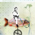 SEPTEMBER, 6 bis 12. Ein Junge auf einem bunt gemusterten Fisch reitet ein Einrad, vor einem Pflanzenhintergrund.