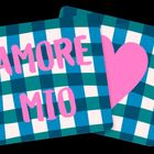 Zwei Karten: Links "AMORE MIO" in Pink; rechts ein rosafarbenes Herz auf blau-weiß kariertem Hintergrund.