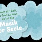 Das Bild zeigt ein Kleeblatt-Muster mit dem Text: "Nimm dir Zeit, um froh zu sein, es ist die Musik der Seele. AUS IRLAND".