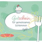 Text „Gutschein für gemeinsames Schlemmen“; Illustration mit Muffin, Gabel und bunten Schnörkeln auf grünem Hintergrund.