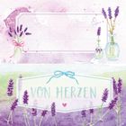 "VON HERZEN" steht in der Mitte. Illustration mit lila Lavendelblüten, Vasen und einem Schmetterling.