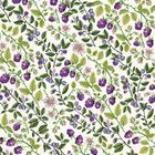 Ein Muster mit grünen Blättern, violetten Beeren und Blüten auf hellem Hintergrund.