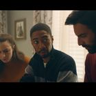 Drei Menschen in einem Raum. Links eine Frau mit besorgtem Ausdruck, in der Mitte ein Mann, der aufmerksam zuhört. Rechts ein Mann.