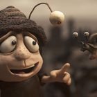 Eine Figur mit Kulleraugen und Mütze schaut freudig auf eine kleine Schnecke, die auf einem Finger sitzt.