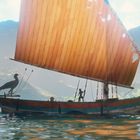 Illustration eines Segelboots auf einem Gewässer, mit einem großen, orangenen Segel und Bergen im Hintergrund.