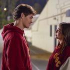 Ein junger Mann und eine Frau stehen sich gegenüber, beide tragen rote Jacken. Die Jacke der Frau hat die Buchstaben "USC".