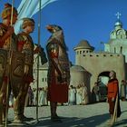 Mittelalterliche Szene: Ritter in Rüstung mit Schilden formieren sich, dahinter Menschenmenge und alte Gebäude mit Kuppeln.