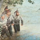 „FSK Freigegeben ab 12“ unten rechts; vier Männer in Uniformen waten durch Wasser, umgeben von Bäumen.