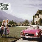 "Zillertal du bist mei Freud'" steht oben. Zwei Frauen in Trachten betrachten ein rotes Cabrio vor einer Burgkulisse.