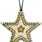 Text fehlt. Ein Sternanhänger mit grünen und goldenen Stickmustern sowie einem Aufhängeband.