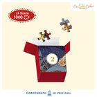 Ovaler roter Rahmen: "24 Boxen 1000". Illustration einer geöffneten Box mit Schnee- und Stadtmotiven.