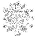 Eine schwarz-weiße Illustration eines blühenden Baums mit Schmetterlingen umgeben von Blättern und Blumen.