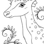 Ein Reh mit Blumen auf dem Kopf, umgeben von geschwungenen, blattverzierten Ranken. Schwarz-weiße Illustration.