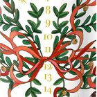 Zahlen 1 bis 24 in Gelb. Illustration: Adventskerze mit roten Bändern, grünen Blättern, Zapfen, goldenen Sternen.