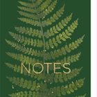 „NOTES“ steht auf einem dunkelgrünen Notizbuch mit Farnblatt-Illustration und goldenen Sprenkeln.