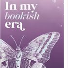 "In my bookish era" in weißen Buchstaben auf lila Hintergrund mit Schmetterlingen skizziert. Unten ein rundes Logo.