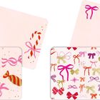 Vier Karten mit bunten Schleifen und Bonbon-Motiven in Rosa, Rot und Gold auf hellem Hintergrund.