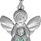 Ein silberner Engelanhänger mit grünem Edelstein in Herzform.