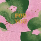 "FOR YOU" in goldener Schrift auf rosa Hintergrund mit grünen abstrakten Formen und kleinen goldenen Punkten.