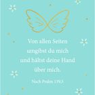 "Von allen Seiten umgibst du mich und hältst deine Hand über mich. Nach Psalm 139,5." Flügelillustration auf grünem Hintergrund mit Blumen.
