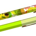 Zwei Kugelschreiber; einer mit buntem Blumenmuster, der andere in leuchtendem Gelb. Beide haben goldene Details.
