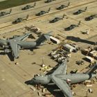 Eine Luftaufnahme zeigt eine Landebahn mit Militärflugzeugen und Hubschraubern, daneben ein hoher Kontrollturm.