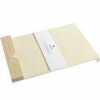 Text auf weißem Papier: "Prozlano". Ein flaches Holztablett mit einfacher, natürlicher Optik und einem Holzrahmen.