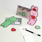"Liebe bitte", "For you". Illustration: rosa Hase mit Herz, grüner Bär, Kleeblätter, Umschlag und Stift.