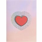 Zentrales rotes Herz, umgeben von glitzernden konzentrischen Herzen auf rosa-violettem Hintergrund.