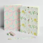 Zwei Notizbücher mit floralen Mustern, passend dazu zwei Radiergummis und ein Stift im gleichen Stil.