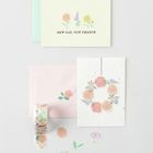 "NEW DAY, NEW CHANCE" auf pastellfarbenen Karten. Florale Muster, Umschläge und Aufkleber in sanften Farben.