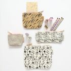 Verschiedene Stofftaschen mit floralen Mustern, Stifte und Radiergummis in Pastellfarben arrangiert auf einer hellen Fläche.
