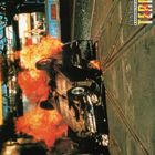 Cynthia Rothrock in "Tag des Terrors". Ein Auto brennt, liegt auf dem Dach. Feuer und Rauch, urbaner Hintergrund.