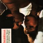 "ISABELLA - Mit blanker Brust und spitzen Degen" steht neben einem umgedrehten Kuss zwischen zwei Personen.